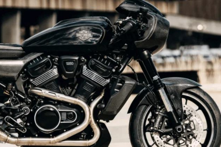 A Harley egy lépéssel közelebb került a gyári café racerhez