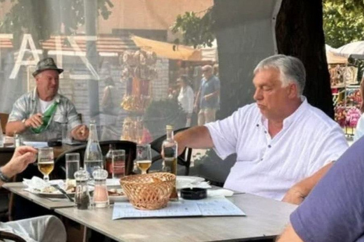 Előkerült Orbán Viktor: váratlan helyen kapták lencsevégre, azonnal köré gyűltek az emberek