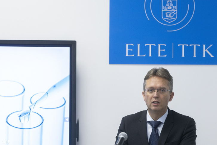 Hankó Balázs beszédet mond az Eötvös Loránd Tudományegyetem (ELTE) SuperSmartLab elnevezésű, mesterséges intelligenciával támogatott oktatólaboratóriumának avatásán az egyetem kémiai intézetében, a lágymányosi kampuszon 2025. december 2-án