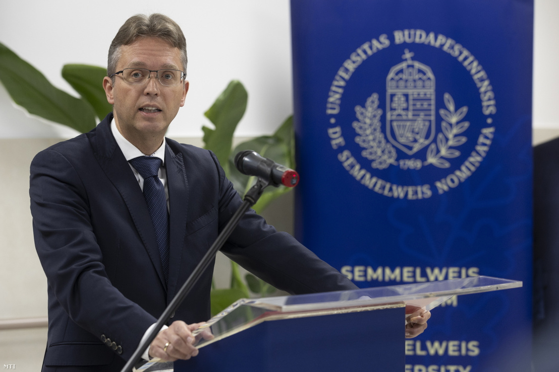 Hankó Balázs beszédet mond a Semmelweis Egyetem (SE) Városmajori Szív- és Érgyógyászati Klinika új Diagnosztikai és Terápiás Központjának átadóján 2025. november 17-én