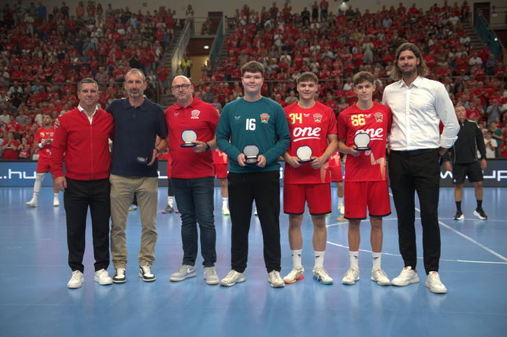 Az U20-as Európa-bajnok válogatott tagjai és Sótonyi László szövetségi kapitány