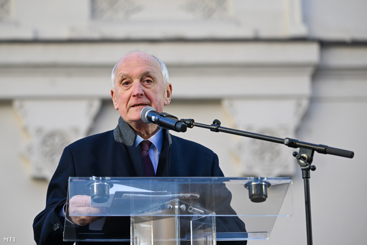 Baka András beszédet mond a Magyar Bírói Egyesület szervezésében, a bírók és az igazságszolgáltatás függetlenségéért rendezett demonstráción az Igazságügyi Minisztérium Nádor utcai épületénél 2025. február 22-én