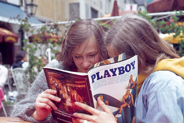 Két fiatal nő együtt olvas egy cikket a Playboyban Alsó-Szászországban, 1979-ben