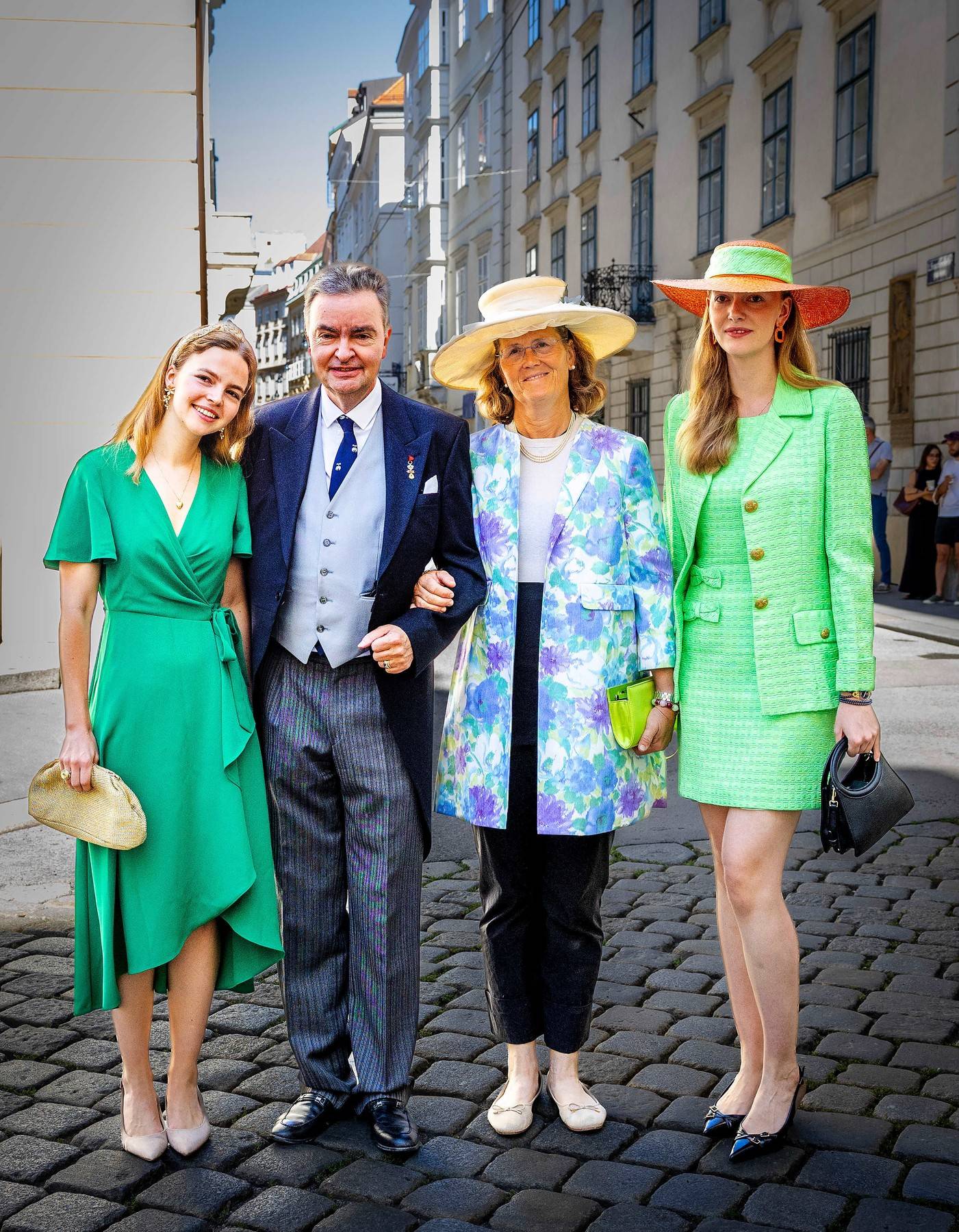 Habsburg György és felesége, Oldenburgi Eilika, valamint lányaik, Habsburg Ildikó (balra) és Habsburg Zsófia (jobbra).