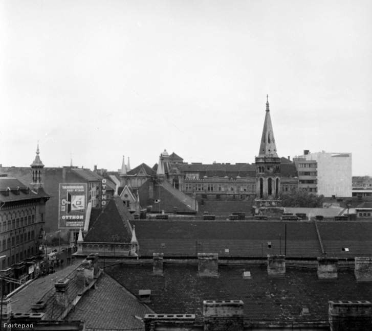 Rákóczi úti háztetők az 51. számú házból a Baross tér felé nézve. Balra a Szövetség utca torkolatánál a lerombolt Divatcsarnok helye, jobbra a Luther-udvarban a szlovák evangélikus templom tornya látszik, 1972