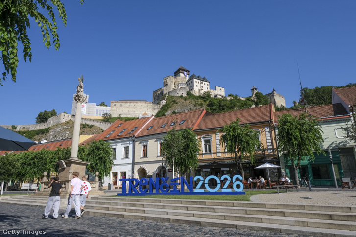 A Mierové námestie Trencsénben, a háttérben a Trencséni vár látható