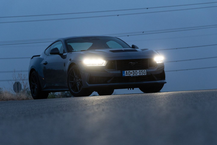 Négyajtós Ford Mustang jöhet