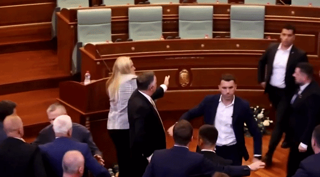 Durva lenne a magyar országgyűlés? Akkor nézzék meg a tojásdobálást a koszovói parlamentben!