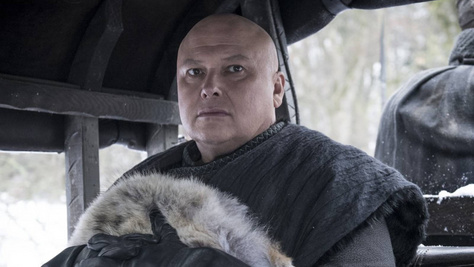 A Trónok harca Lord Varysa hosszú, ősz hajjal: civilben teljesen más ember