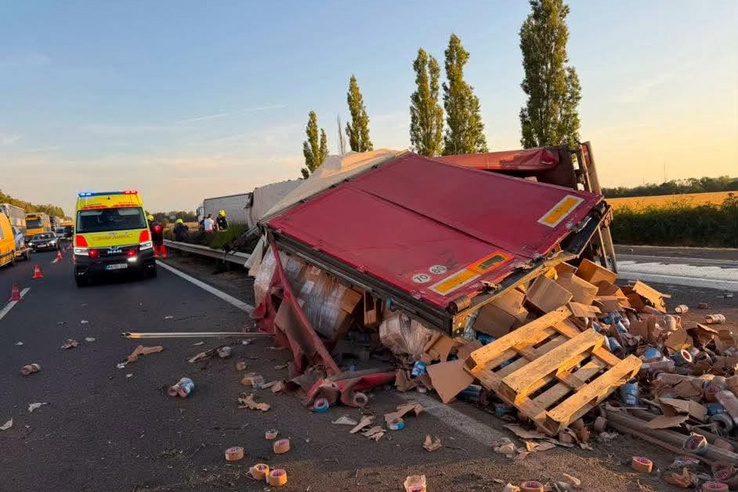 Felborult egy kamion az M1-esen, már most több kilométeres a dugó
