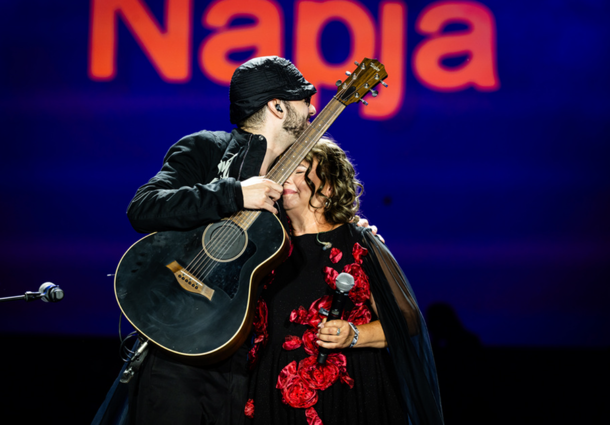 Azahriah és édesanyja a Sziget Fesztiválon.