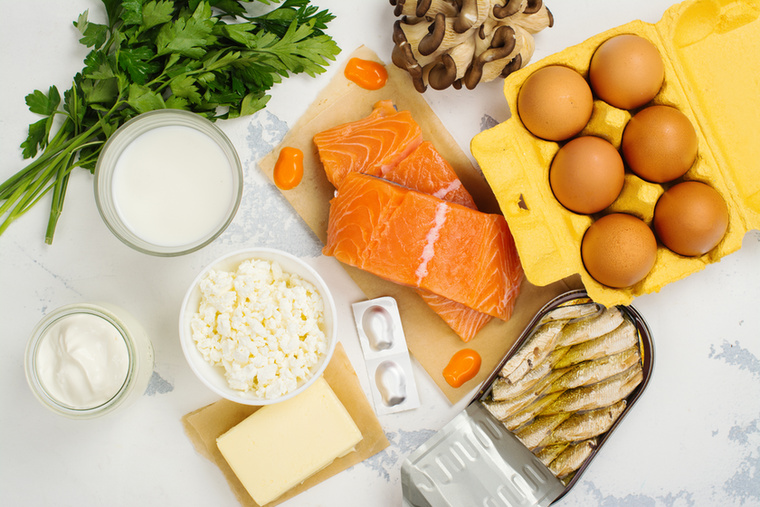 Hogyan lehet pótolni a D-vitamint?A szervezet D-vitaminjának jelentős része napfény hatására képződik a bőrben, kisebb mennyiséghez pedig élelmiszerekkel lehet hozzájutni