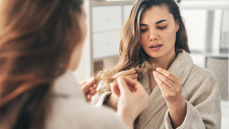 A szokásosnál erősebb hajhullásA fokozott hajhullásnak rengeteg oka lehet, a hormonális változásoktól kezdve a vashiányon át egészen a stresszig