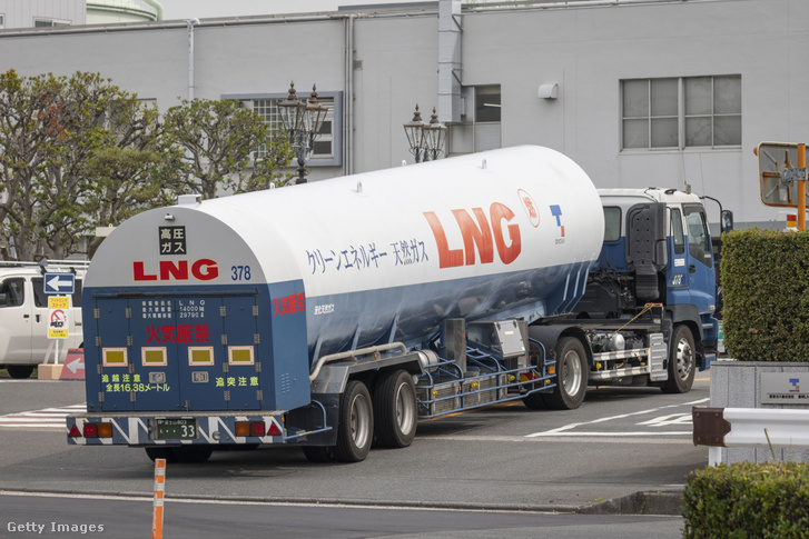 LNG-szállító tartálykocsi látható a Tokyo Gas Negishi LNG-termináljánál