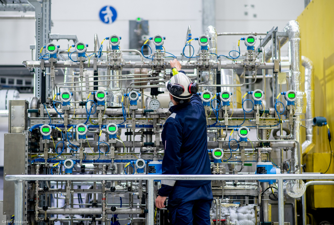 A SEFE Storage GmbH munkatársa a Rehden földgáztároló egyik gázkompresszorának vezérlőegysége előtt 2025. július 5-én