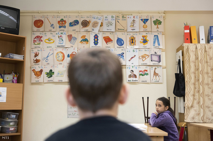 Illusztrációnkon egy felzárkóztató óra látható