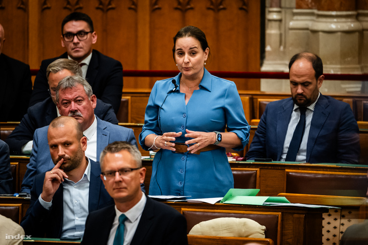 Máthé Zsuzsa beszél az Országgyűlés ülésén 2026. augusztus 10-én