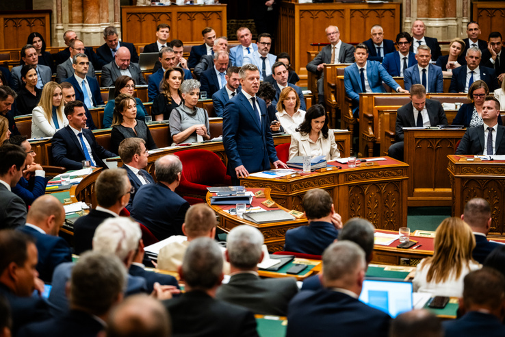 Eddigi legkritikusabb döntése előtt áll a Tisza-frakció, Magyar Péter nagy ígérete forog kockán