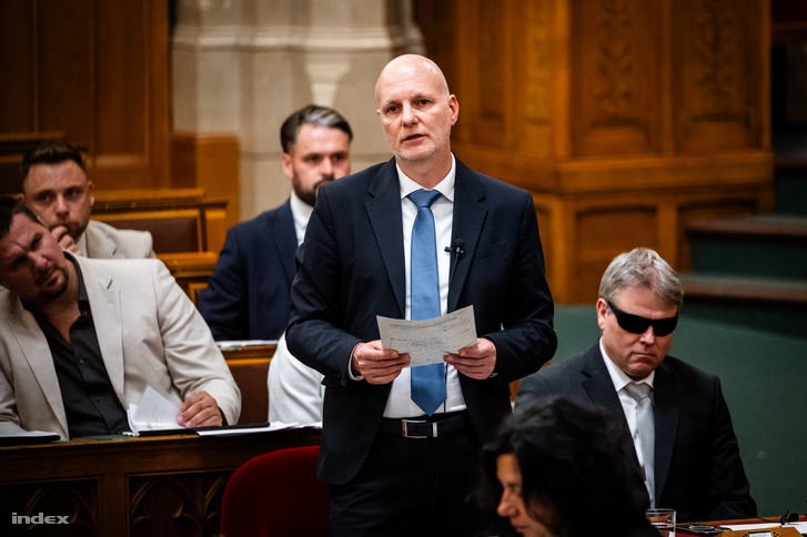 Tanács Zoltán beszél az Országgyűlés ülésén 2026. augusztus 10-én