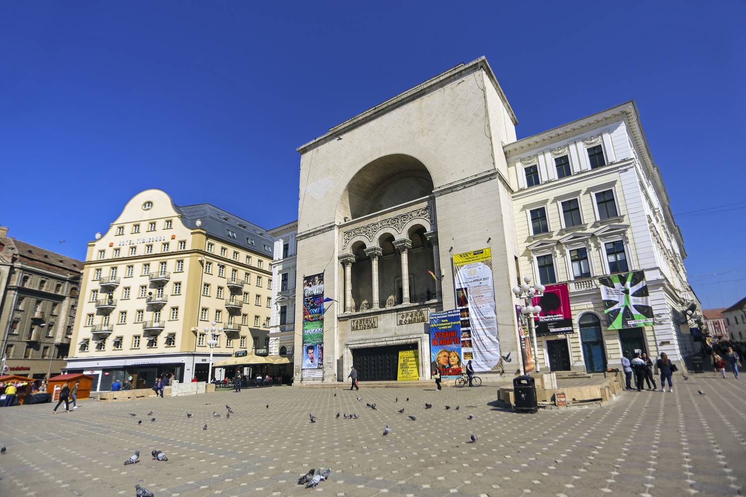 A temesvári színház neoreneszánsz stílusú épülete 1872 és 1874 között épült. Napjainkban a román nemzeti opera mellett a Temesvári Csiky Gergely Állami Magyar Színháznak, és a német színháznak otthona is.