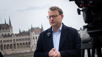 Szorul a hurok Orbán lengyel védence körül: bevonták a magyar papírjait