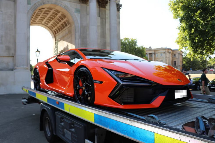 90 luxusautót foglaltak le Londonban „antiszociális” vezetésért egy hétvége alatt