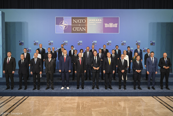 A NATO-tagállamok vezetői családi fotón pózolnak a 36. NATO-csúcstalálkozón Ankarában, 2026. július 8-án
