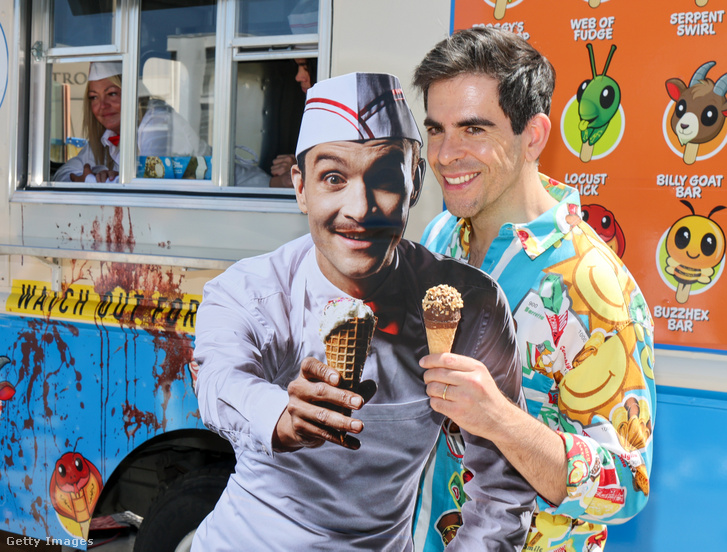 Eli Roth egy fagylaltos teherautó előtt pózol A Jégkrémes című filmjét népszerűsítve a CinemaConon Las Vegasban, 2026. április 14-én