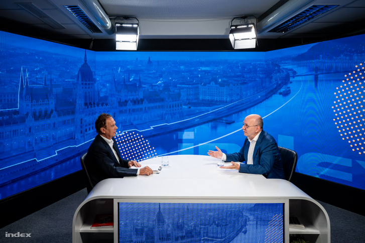 Hack Péter a Kibeszélő Extra stúdiójában 2026. augusztus 11-én