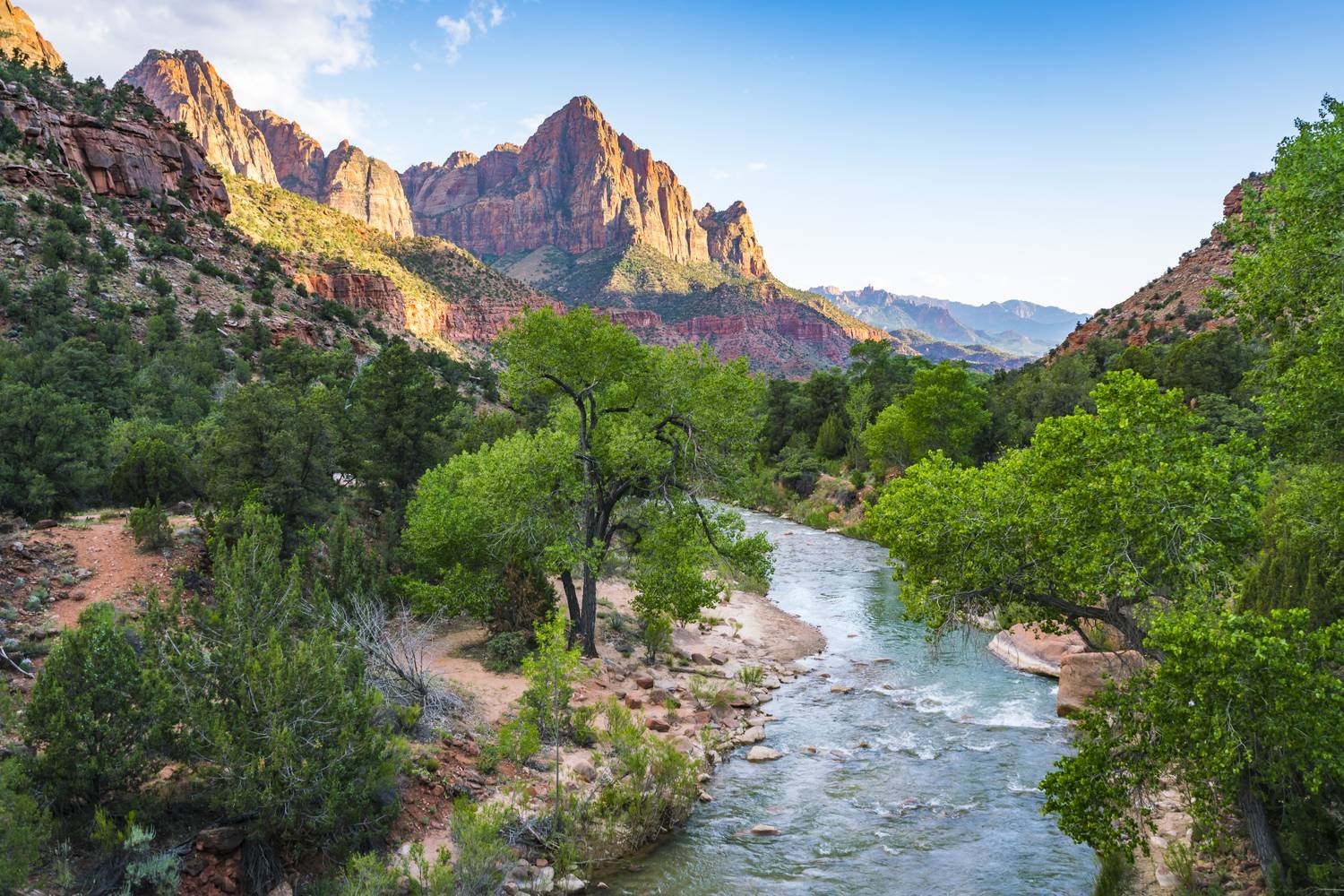 A Utah államban található Zion Nemzeti Park lenyűgöző vörös sziklafalairól, mély kanyonjairól és változatos túraútvonalairól ismert. A park egyik legkülönlegesebb látványossága a Zion-kanyon, ahol a hatalmas homokkősziklák között kanyarog a Virgin-folyó.
