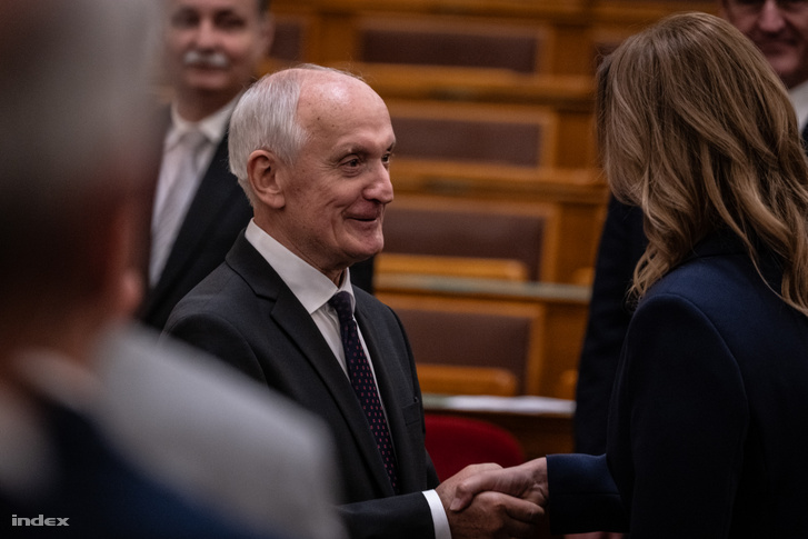 Megválasztása után Baka András fogadta a gratulációkat az ülésteremben, elsőként Forsthoffer Ágnes házelnök fogott vele kezet