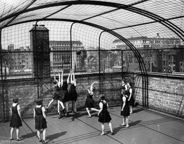 A London County Council Barrett Street-i szakiskola diákjai netballoznak az iskola dróthálós tetőjén 1936-ban