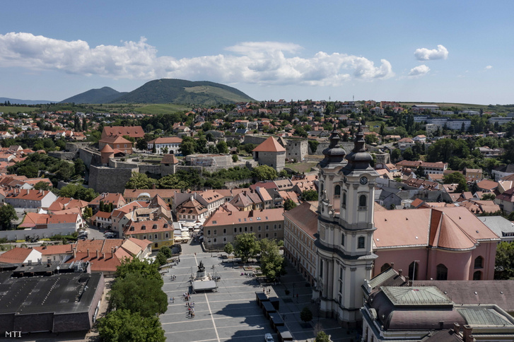 A drónnal készített felvételen a Dobó István tér a Minorita templommal és az egri vár 2022. június 13-án