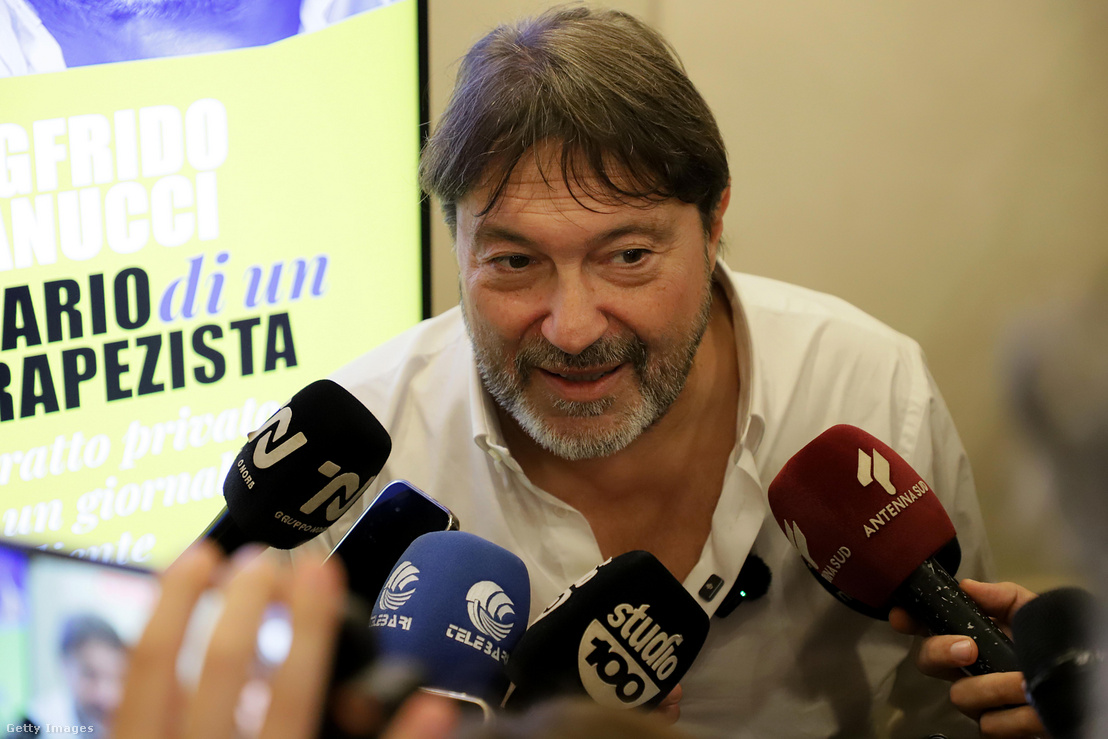 Sigfrido Ranucci, a Report című műsor műsorvezetője újságírók kérdéseire válaszol 2025. október 27-én az olaszországi Bariban