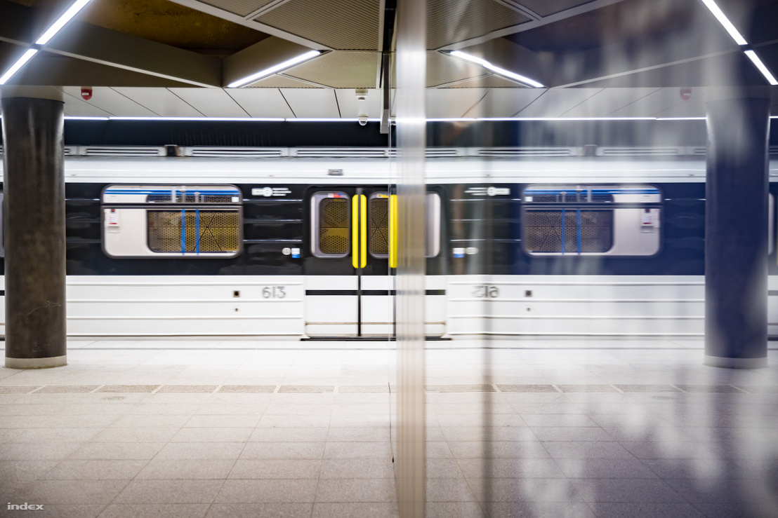 A 3-as metró egyik szerelvénye a Nyugati pályaudvar metró állomáson 2023. január 23-án