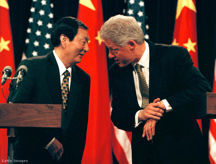 Bill Clinton elnök és Csu Zsung-csi kínai miniszterelnök egyeztetnek egymással a Fehér Házban tartott sajtótájékoztatójuk végén, 1999. április 8-án