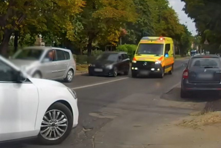 Mentő elé hajtott egy tökfilkó Budapesten