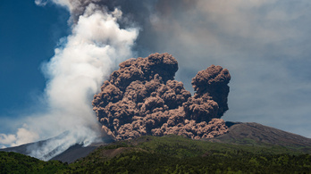 Kaotikus helyzet Szicíliában: 700 járatot töröltek az Etna-kitörés miatt, magyar utazókat is érint a zárlat