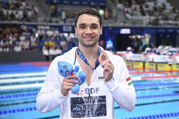 A bronzérmes Milák Kristóf a férfi 100 méteres gyorsúszás eredményhirdetése után 2026. augusztus 12-én