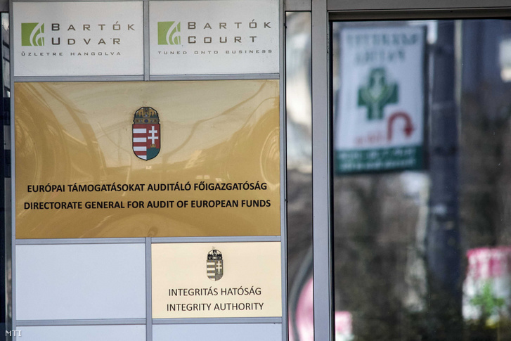 A Bartók Udvar irodaház egyik épületének bejárata cégtáblákkal a főváros XI. kerületében a Bartók Béla úton. Az irodakomplexum ad otthont többek között az Európai Támogatásokat Auditáló Főigazgatóságnak (EUTAF) és az Integritás Hatóságnak is