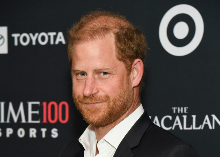 Harry hercegről azt állították, egyszerre két nővel ismerkedettHarry és Meghan kapcsolatának kezdete sem kerülte el a találgatásokat
