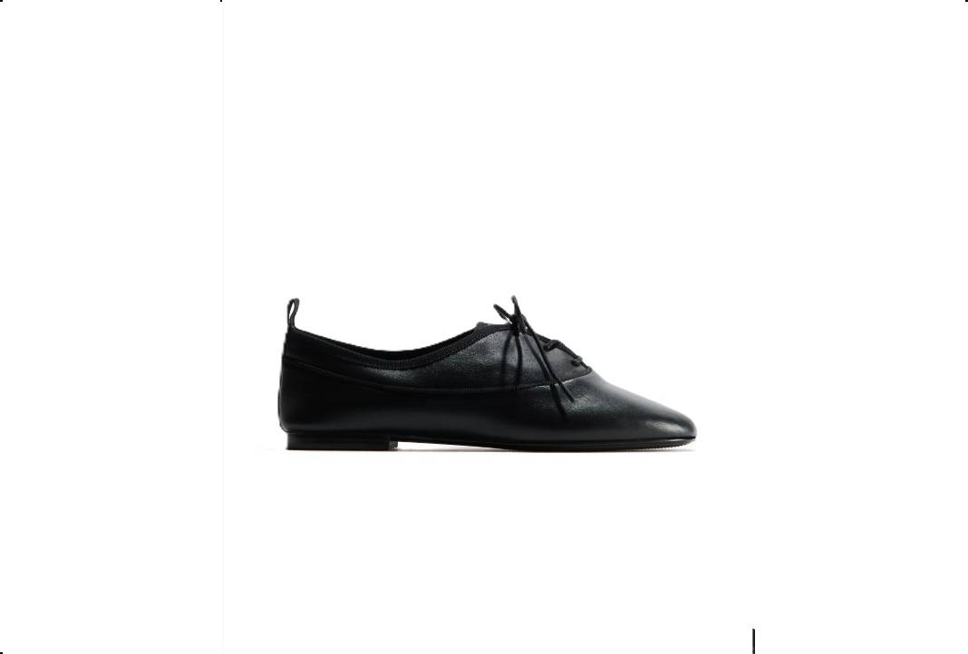 A H&M kínálatában megtalálható derby stílusú fűzős bőrcipő 27 995 forintba kerül a márka webáruházában. Ez egy keskeny kialakítású, laza, de nőies félcipő, amely nadrággal, ruhával és szoknyával egyaránt stílusosan kombinálható.