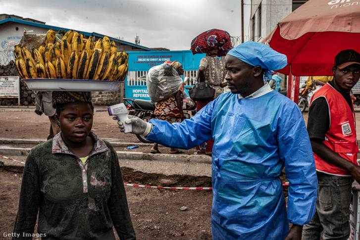 Egy egészségügyi dolgozó egy nő testhőmérsékletét ellenőrzi az Ebola-szűrés részeként a Kongói Demokratikus Köztársaságban, Goma városában, 2026. június 24-én