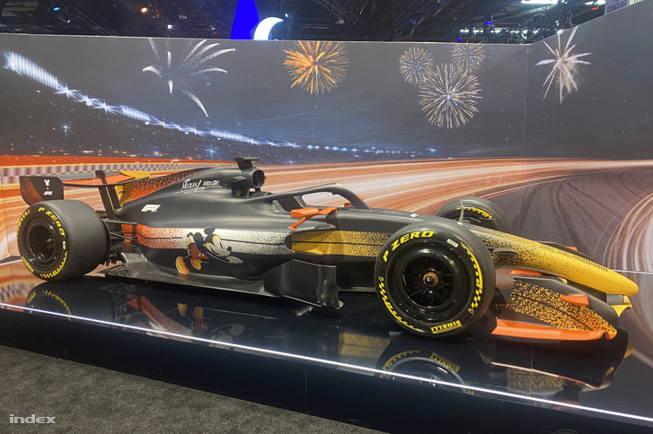 A D23 sajtóbejárásán a rajongók előtt mi is megcsodálhattuk a Mickey egérrel díszített F1-es autót.