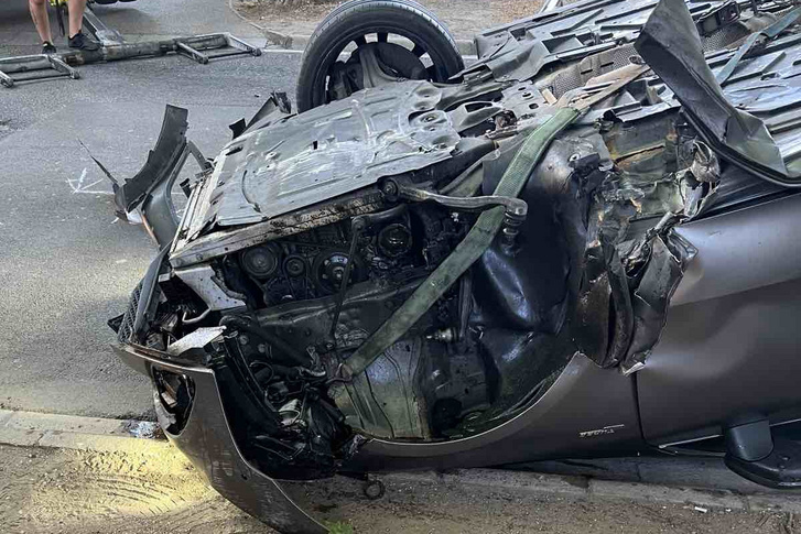 A megrongálódott Mercedes a baleset helyszínén