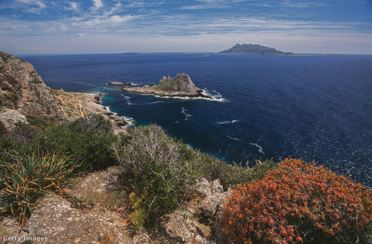 Csak a Favignana-szigethez közeli Levanzo-sziget felel meg a homéroszi leírásnak, mint a küklopszok szigete