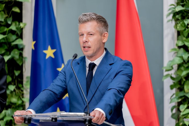 Magyar Péter aláírta: Oroszország fenyegetést jelent Magyarországra