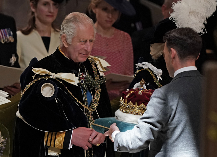Szakított a hagyományos koronázási viselet egy részévelA brit koronázási ceremónia évszázados előírások és szokások alapján zajlik, III