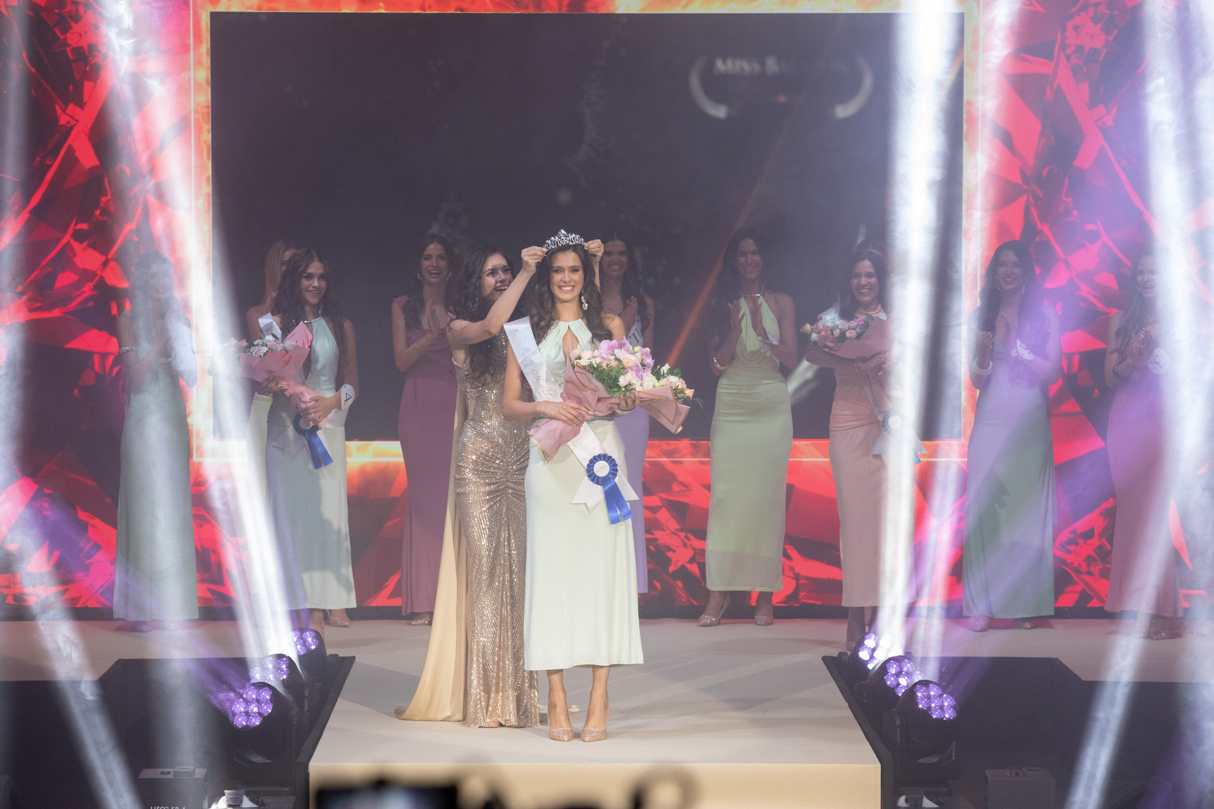 A 2026-os Miss Balaton győztesét, Antal Emőkét a 2024-es királynő, Bábel Virág koronázta meg.