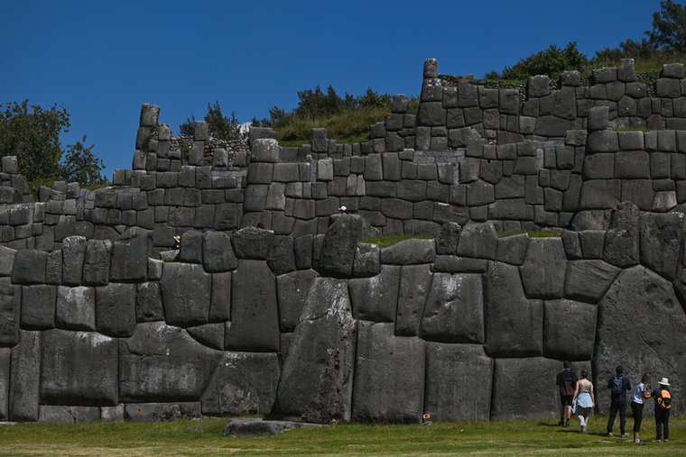 SacsayhuamánA perui Cusco közelében található Sacsayhuamán az inka építészet egyik leglenyűgözőbb alkotása.A hatalmas kövekből álló falak rendkívül pontosan illeszkednek egymáshoz, miközben habarcsot nem használtak közöttük